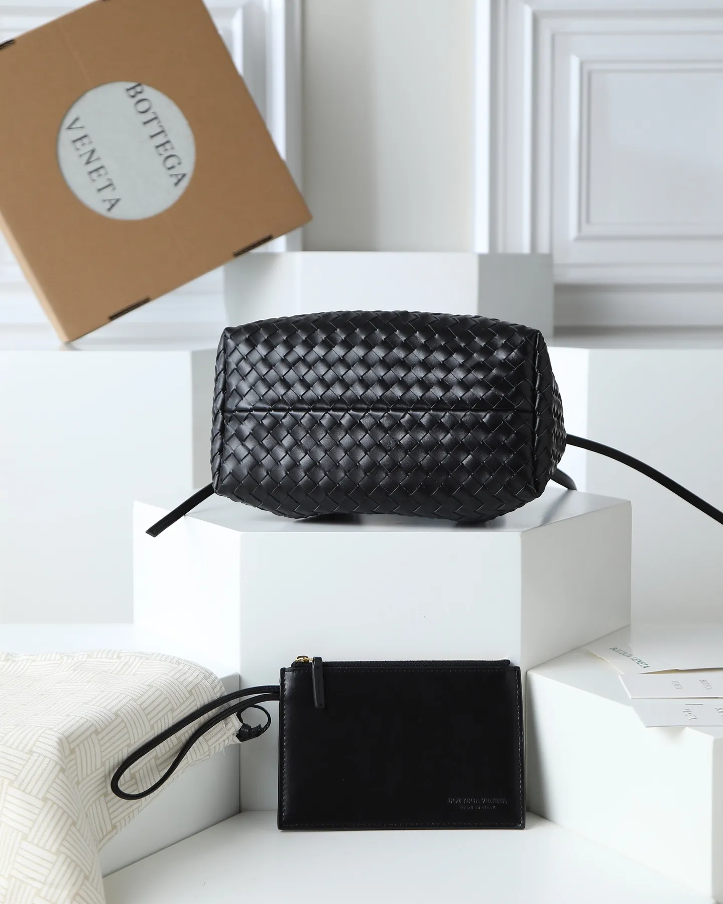 1000. BOTTEGA VENETA's 2025 new product pinacoteca has super soft leather, and the weaving function, practicality and relaxed fashion sense have not been lost ❤️‍🔥Amway is a must-have bag for sisters when going out. The size also accurately meets the commuting needs of urban beauties, and it can fit everything! ! ! 🔥The capacity should not be underestimated~ It doesn’t pick the person, the occasion, or the occasion. With its majestic curved outline, exquisite woven texture, delicate edges and rounded handles, this woven vegetable basket bag truly achieves the goal of “dressing up and being fashionable without getting in the way”~ Are you interested in Jimei? Style number: 819004 Size: 24*15*12cm
